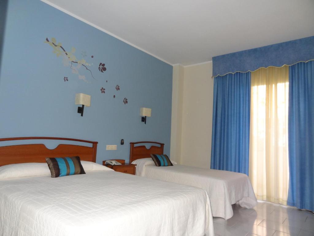 Hotel Restaurant Llansola Sant Carles De La Rapita Phòng bức ảnh