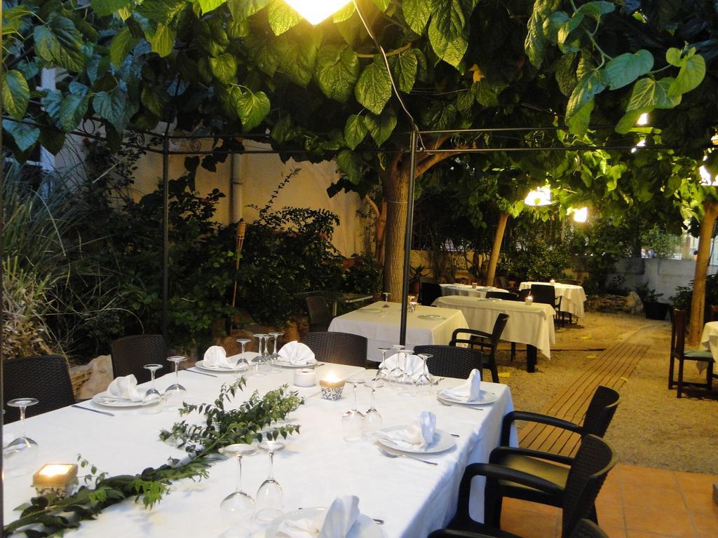 Hotel Restaurant Llansola Sant Carles De La Rapita Ngoại thất bức ảnh