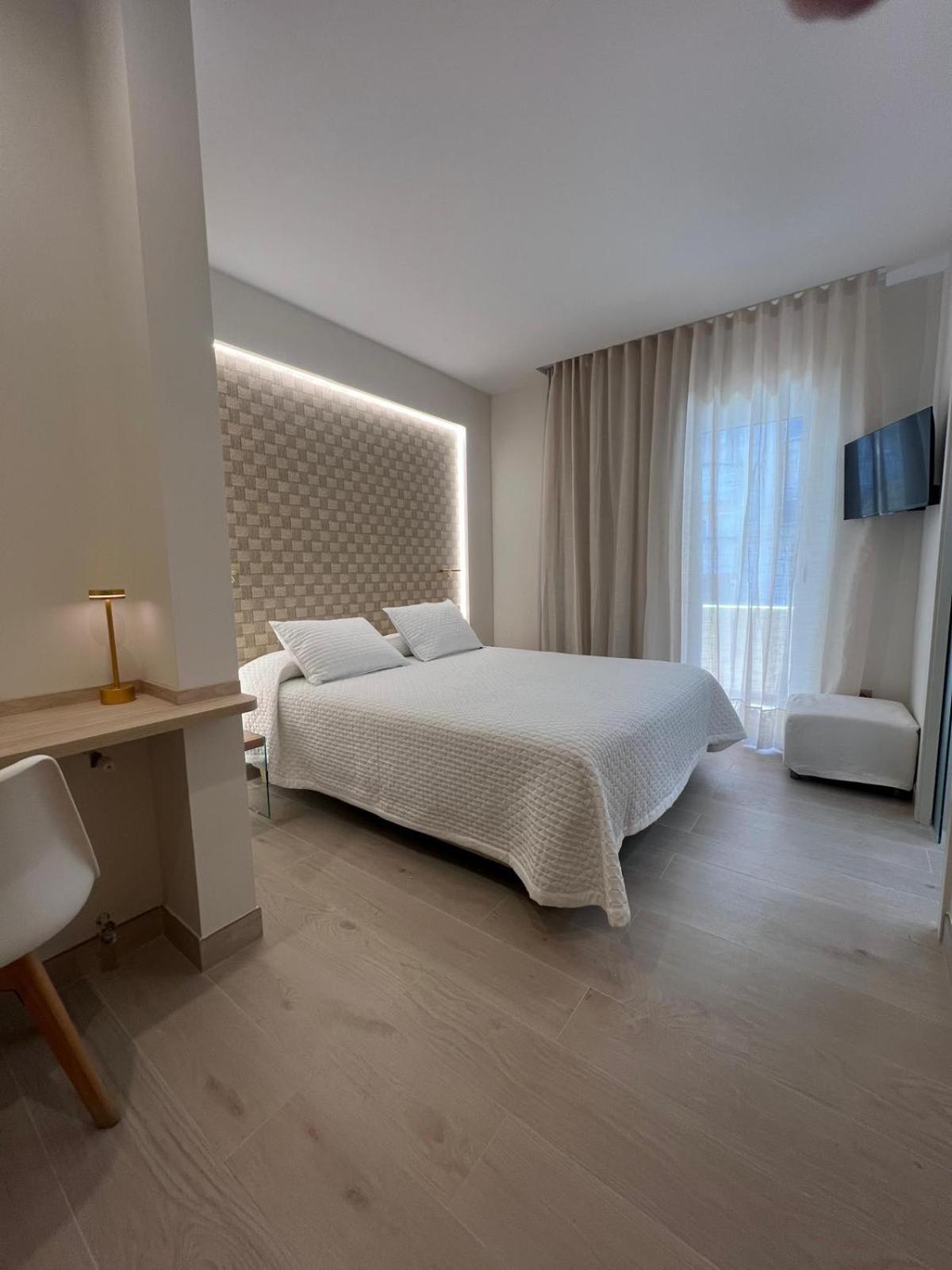 Hotel Restaurant Llansola Sant Carles De La Rapita Ngoại thất bức ảnh