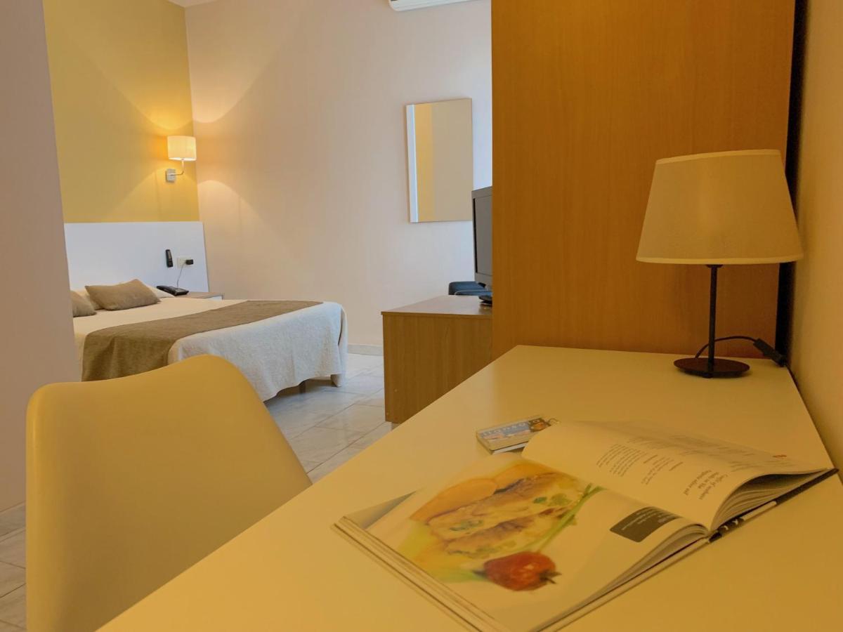 Hotel Restaurant Llansola Sant Carles De La Rapita Ngoại thất bức ảnh