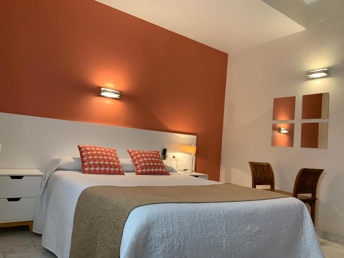 Hotel Restaurant Llansola Sant Carles De La Rapita Ngoại thất bức ảnh