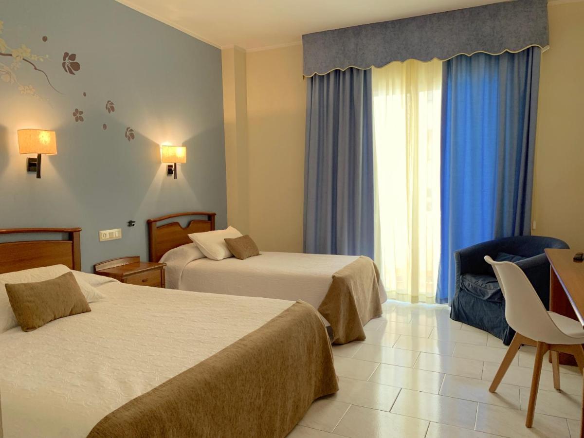 Hotel Restaurant Llansola Sant Carles De La Rapita Ngoại thất bức ảnh