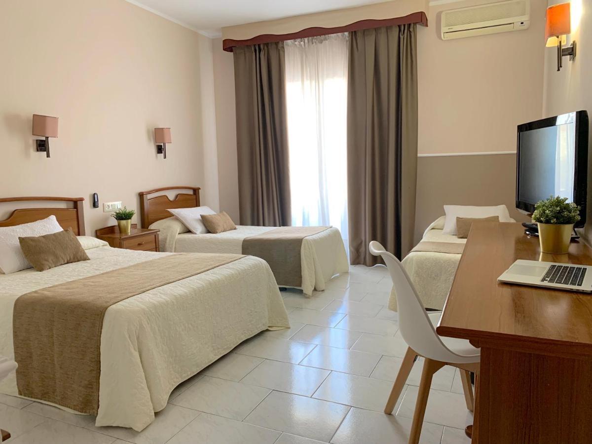 Hotel Restaurant Llansola Sant Carles De La Rapita Ngoại thất bức ảnh